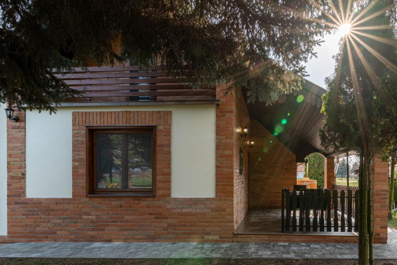 Posteleki Vendeghaz-Nyugalom Szigetei Villa Gyula Buitenkant foto